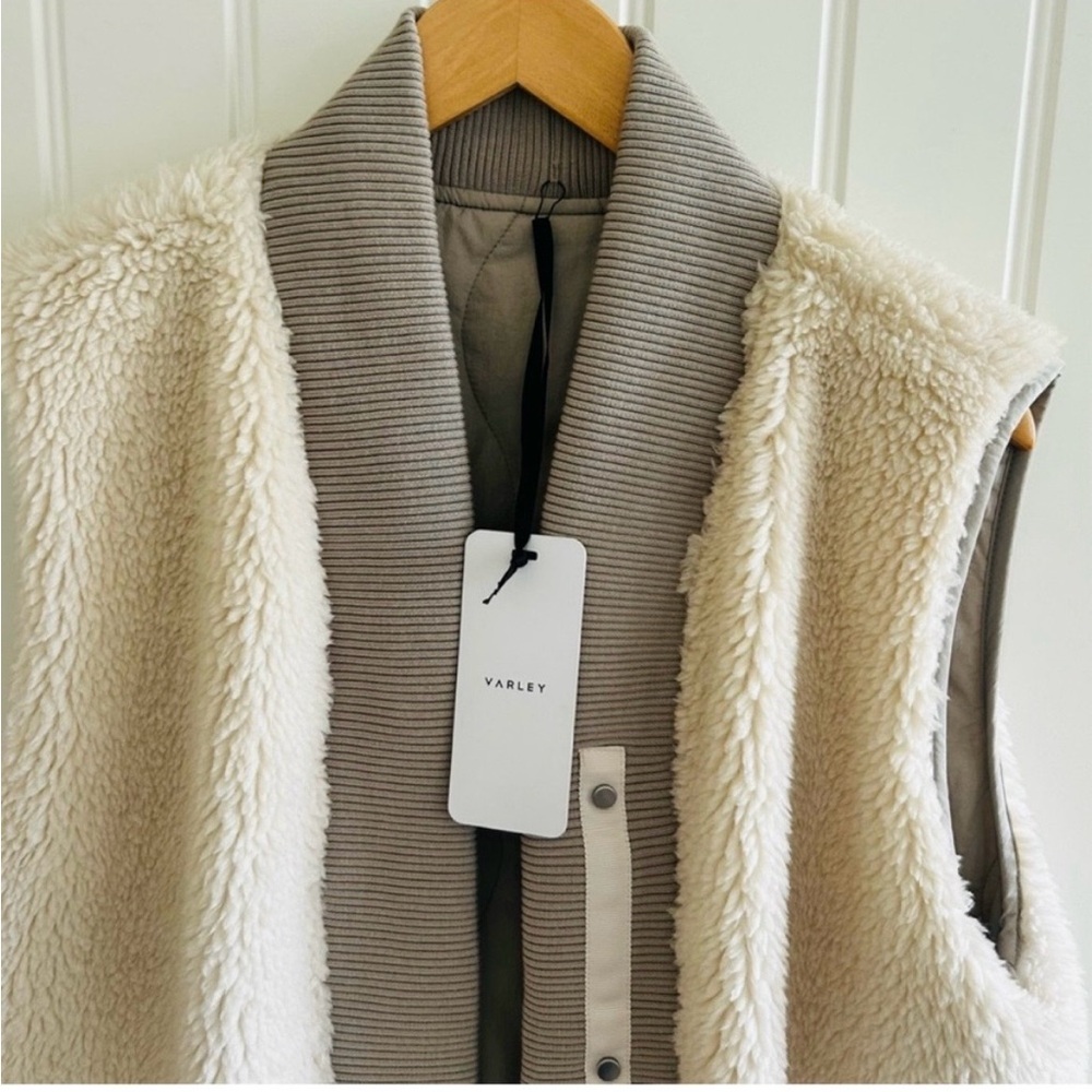 Varley Covey Reversible Quilt Gilet VEST
NWT - Picture 4 of 15